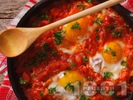 Рецепта Яйца с домати, лук, сирене и магданоз на фурна
